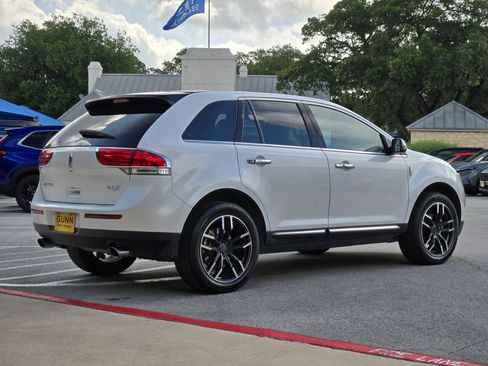 Used 2012 Lincoln MKX FWD image 3