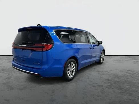 Used 2026 Chrysler Pacifica Limited FWD image 3