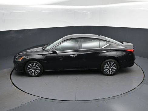 Used 2025 Nissan Altima 2.5 SV FWD image 33