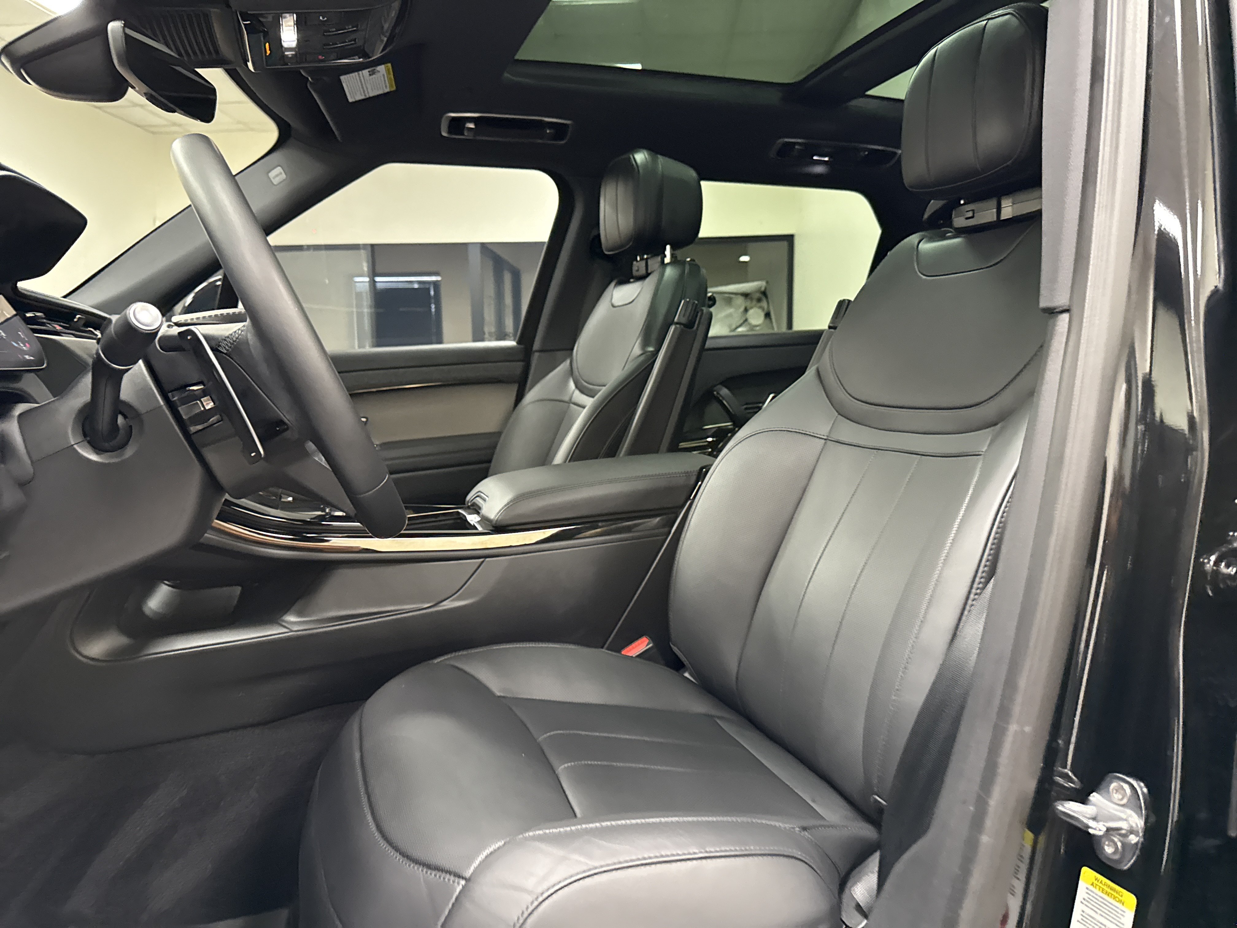 Used 2025 Land Rover Range Rover Sport SE AWD/4WD image 12