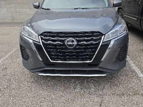 Used 2022 Nissan Kicks SV FWD image 2