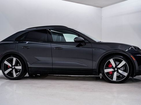 New 2025 Porsche Macan 4S Electric image 9