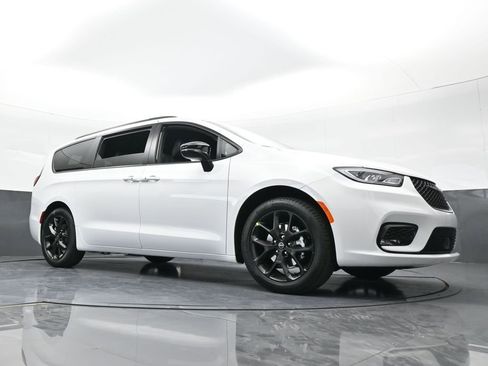 New 2026 Chrysler Pacifica Select image 61