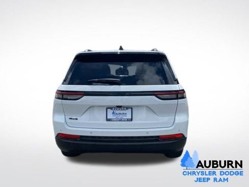 Used 2025 Jeep Grand Cherokee Altitude AWD/4WD image 6