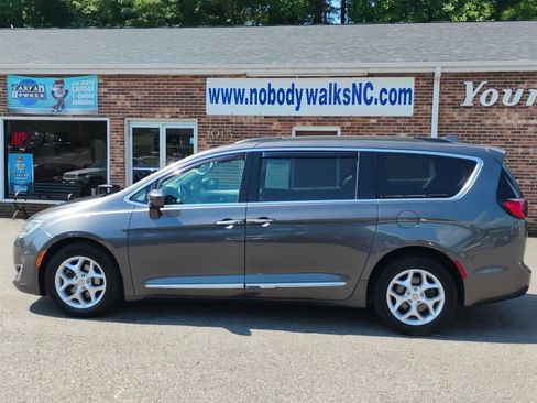 Used 2017 Chrysler Pacifica Touring-L w/ Tire & Wheel Group FWD image 8