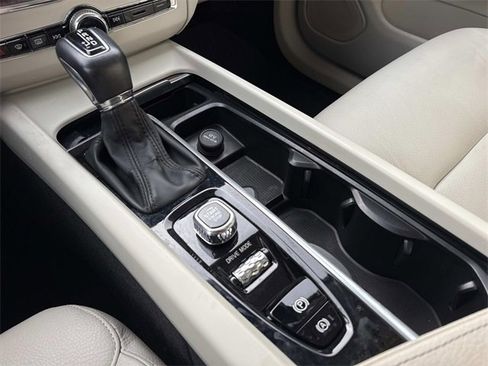 Used 2021 Volvo XC60 T5 Momentum w/ Premium Package image 35