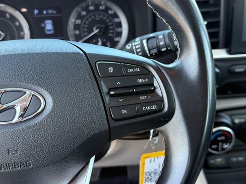 Used 2022 Hyundai Venue SEL image 15