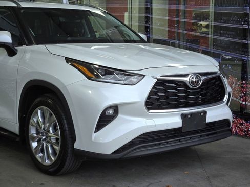 Used 2023 Toyota Highlander Limited image 2