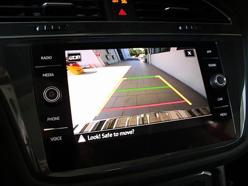 Used 2024 Volkswagen Tiguan SE R-Line image 9