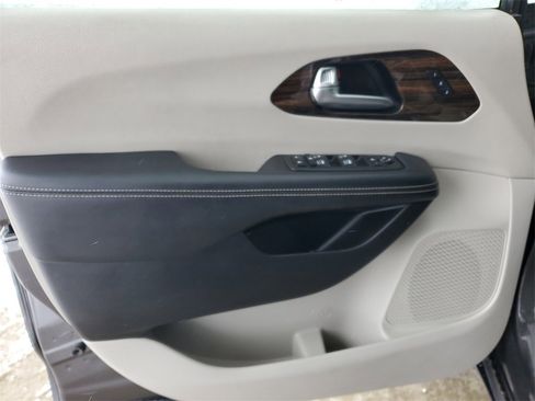 Used 2023 Chrysler Pacifica Limited image 26