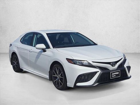 Used 2024 Toyota Camry SE w/ Convenience Package FWD image 4