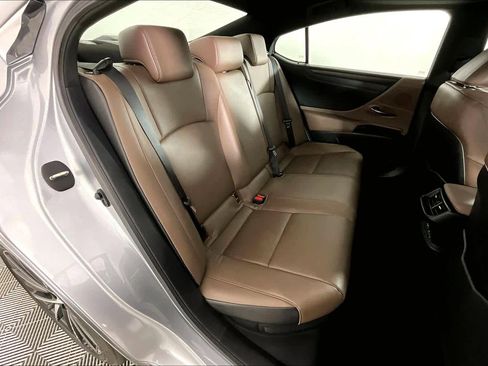 Used 2025 Lexus ES 300h w/ Premium Package image 19