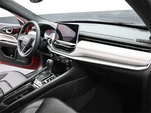 Used 2025 Jeep Compass Limited image 25