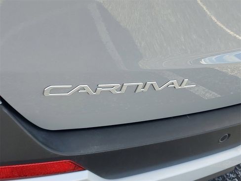 Used 2025 Kia Carnival EX image 28