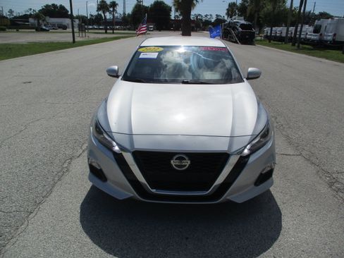 Used 2022 Nissan Altima 2.5 SV FWD image 2