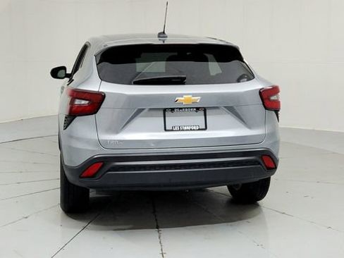 Used 2025 Chevrolet Trax LS w/ LS Convenience Package image 4