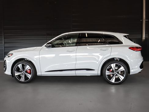 New 2025 Audi SQ5 Prestige image 14