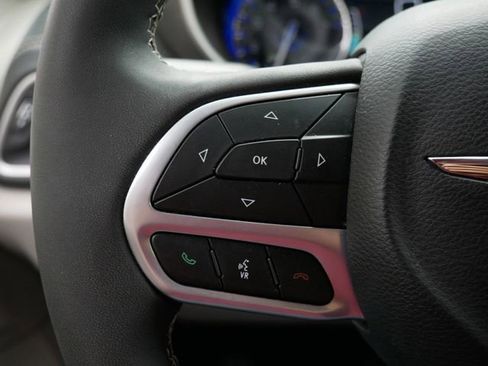Used 2023 Chrysler Pacifica Touring-L FWD image 18