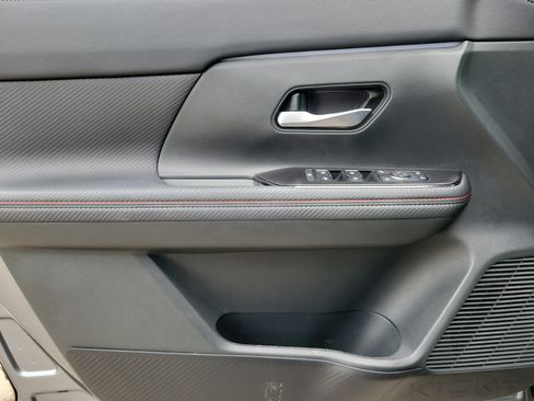 Certified 2025 Nissan Kicks SR FWD image 15