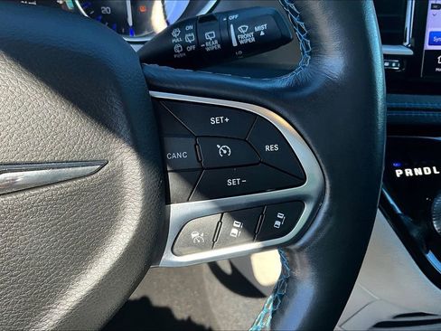 Used 2021 Chrysler Pacifica Touring-L image 25