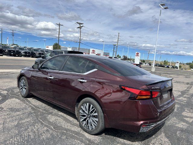 Used 2024 Nissan Altima 2.5 SV AWD/4WD image 3