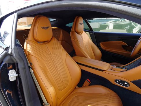 Used 2021 Aston Martin DB11 Coupe image 18