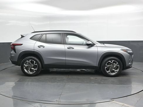 Used 2025 Chevrolet Trax LT FWD image 3