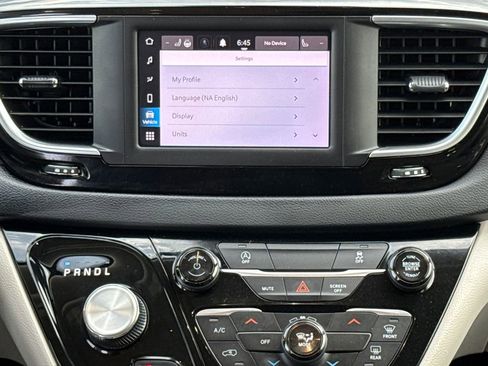 Used 2023 Chrysler Voyager LX image 12