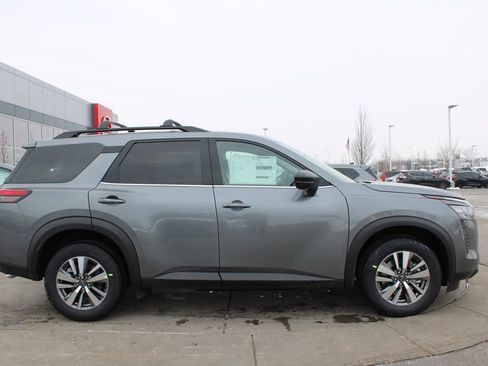 New 2026 Nissan Pathfinder SL image 3