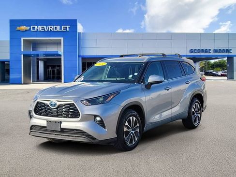 Used 2022 Toyota Highlander XLE image 2