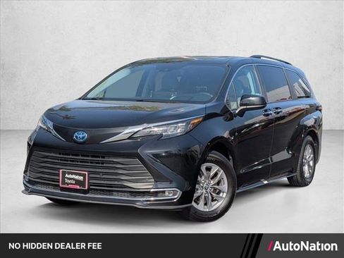 Used 2024 Toyota Sienna XLE FWD image 1