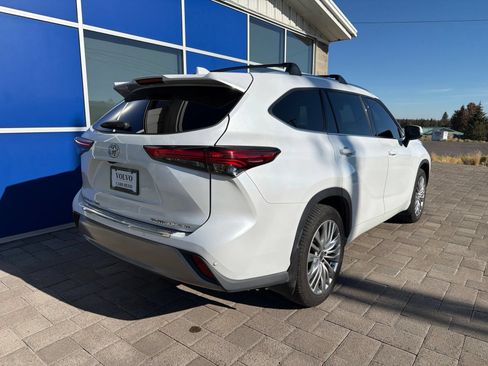 Used 2022 Toyota Highlander Platinum AWD/4WD image 7