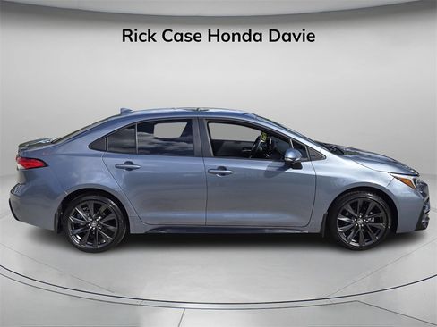 Used 2025 Toyota Corolla SE image 3