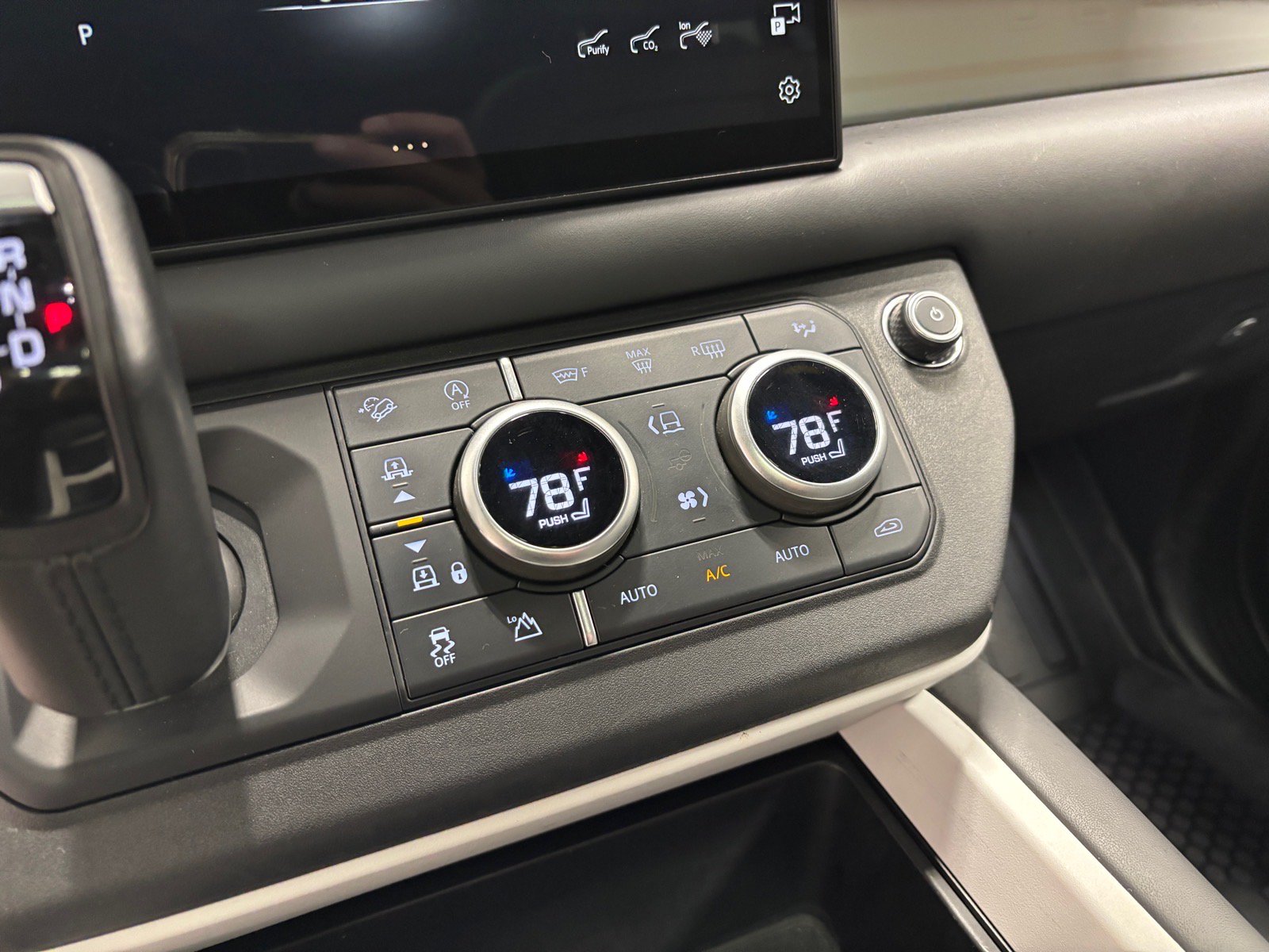 New 2025 Land Rover Defender 110 X-Dynamic SE AWD/4WD image 15