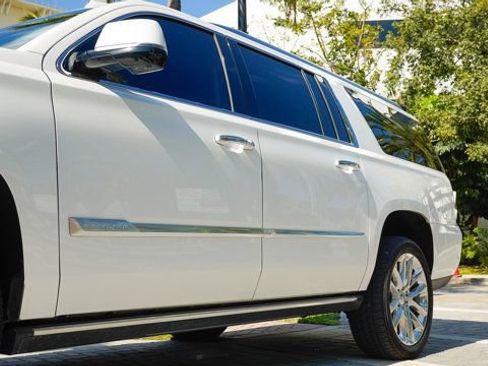Used 2019 Cadillac Escalade ESV Premium Luxury RWD image 9