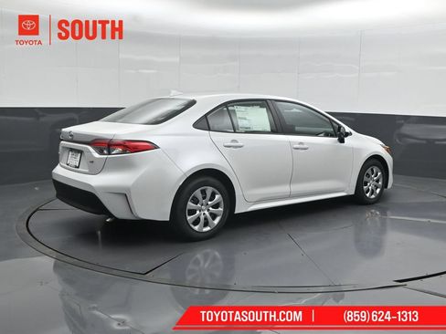 Used 2026 Toyota Corolla LE FWD image 2