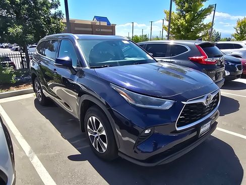 Used 2021 Toyota Highlander XLE AWD/4WD image 16