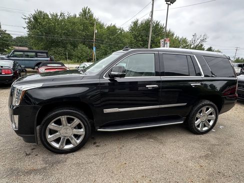 Used 2018 Cadillac Escalade Luxury RWD image 3