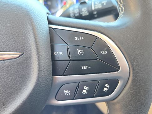 Used 2023 Chrysler Pacifica Touring-L FWD image 25