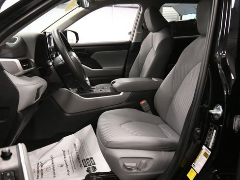 Used 2023 Toyota Highlander L AWD/4WD image 10
