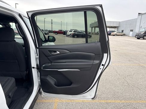 Used 2025 Chevrolet Traverse LT AWD/4WD image 15