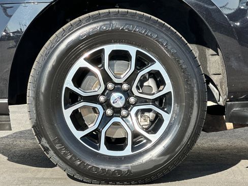 Used 2024 Ford Expedition XLT image 27