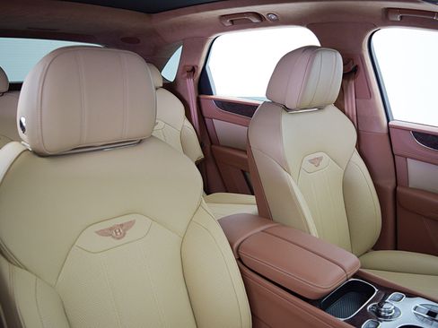 Used 2024 Bentley Bentayga image 30