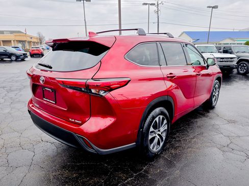 Used 2022 Toyota Highlander XLE image 25