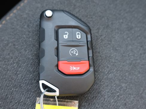 Used 2025 Jeep Wrangler Unlimited Sahara w/ Safety Group AWD/4WD image 29