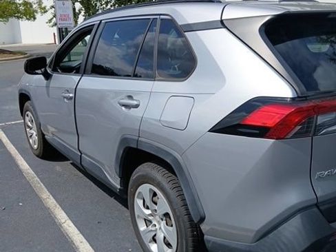 Used 2019 Toyota RAV4 LE FWD image 5