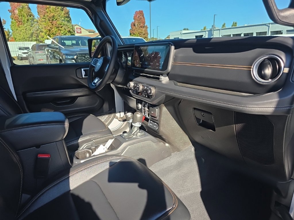 Used 2024 Jeep Wrangler Unlimited Sahara w/ Technology Group AWD/4WD image 10