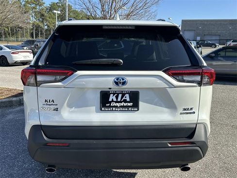 Used 2022 Toyota RAV4 XLE Premium image 3