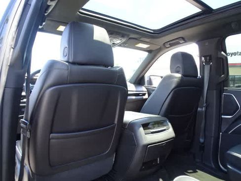 Used 2022 Cadillac Escalade ESV Sport AWD/4WD image 22