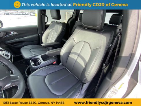 New 2026 Chrysler Pacifica Select image 9